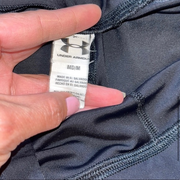 SOLD UNDER ARMOUR Black Cropped Leggins - Picture 5 of 6